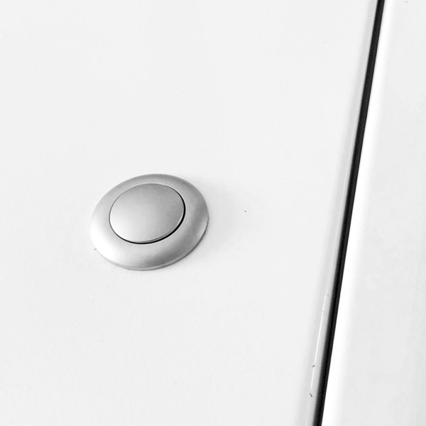 B-Waren Türe metall weiß mit Push-Knopf 300x300 mm